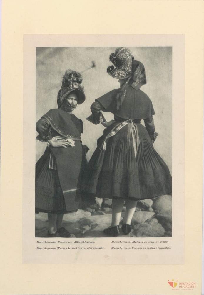 Montehermoso: Mujeres en traje de diario