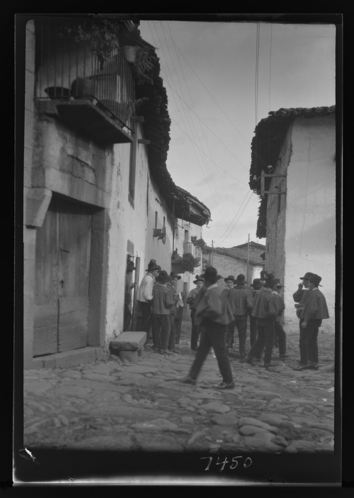 Mozos saliendo de un baile en una casa