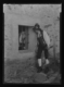 Muchacho con sombrero de fieltro negro junto a la ventana · Ruth Matilda Anderson, 1928