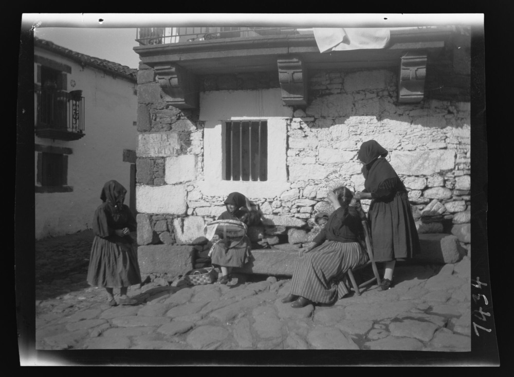 Mujer bordando con bastidor de madera (tambor)