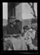 Mujer con gorra haciendo punto. Una niña de pie a su lado · Ruth Matilda Anderson, 1928