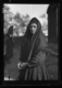 Mujer con mantilla negra sobre mantón negro y pañuelo · Ruth Matilda Anderson, 1928
