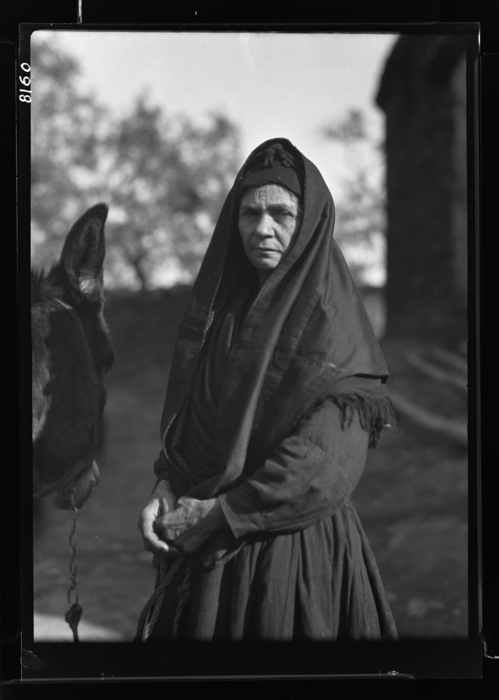 Mujer con mantilla negra sobre mantón negro y pañuelo