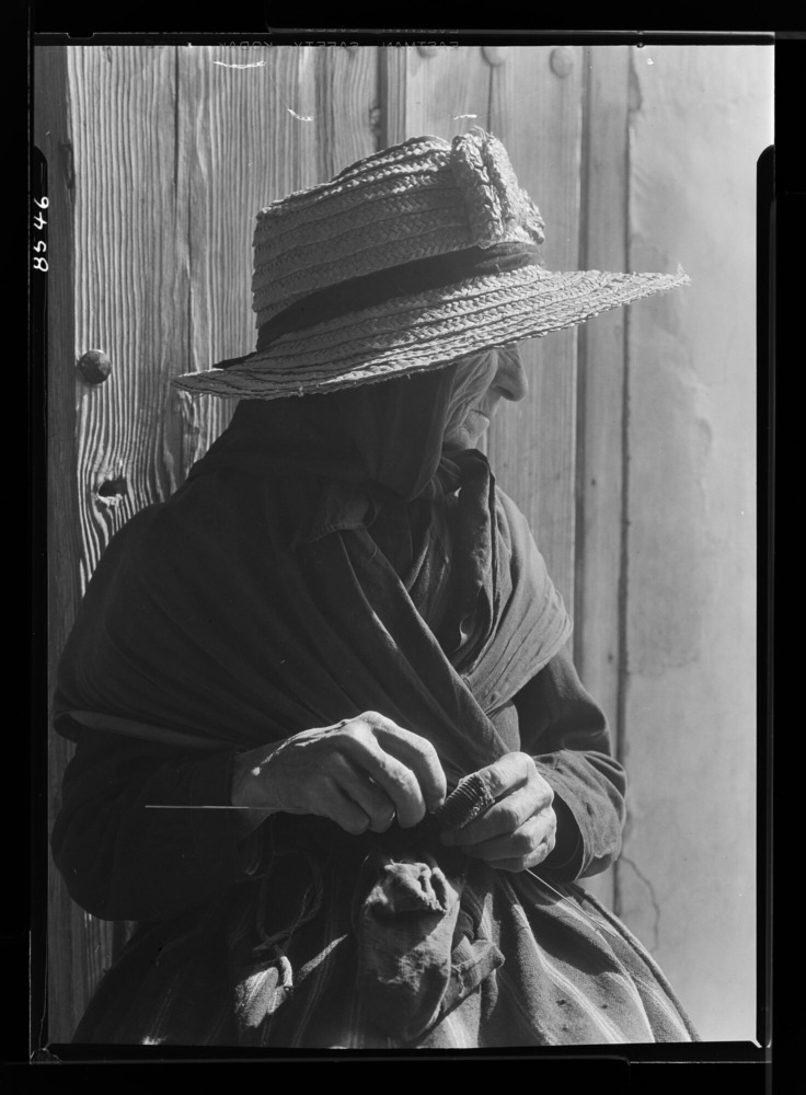 Mujer con sombrero de paja de centeno