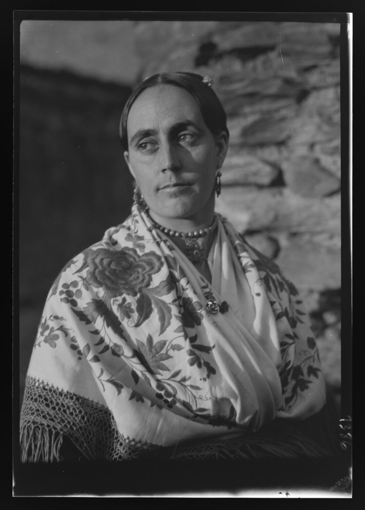 Mujer con traje chinato