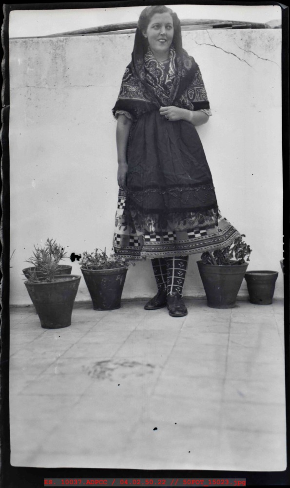 Mujer con traje típico