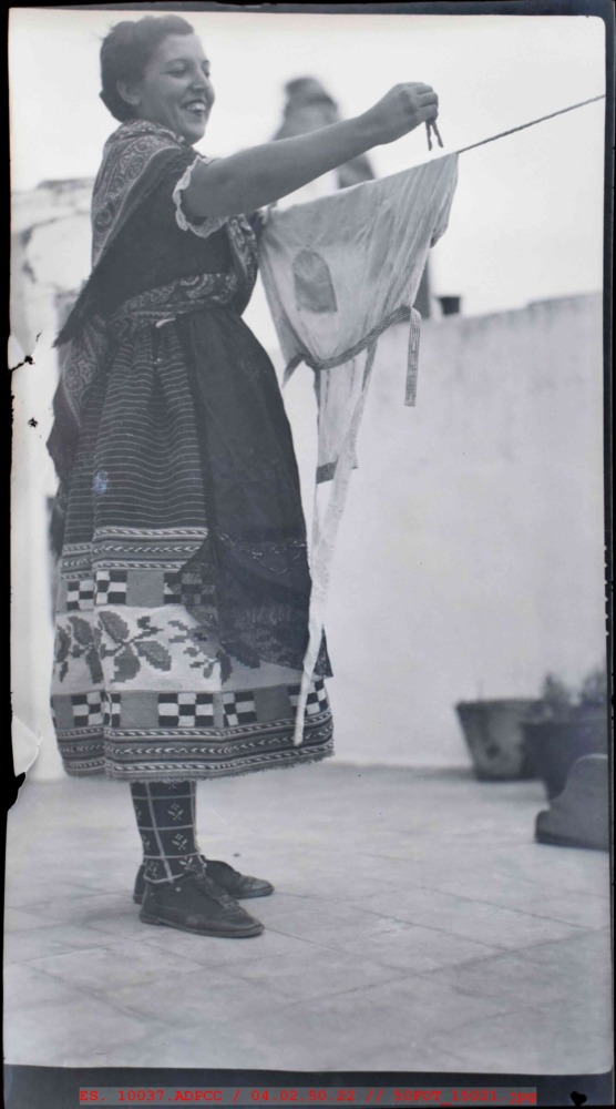 Mujer con traje típico tendiendo