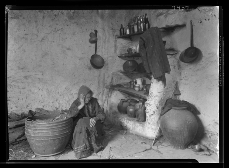 Mujer en su casa: interior