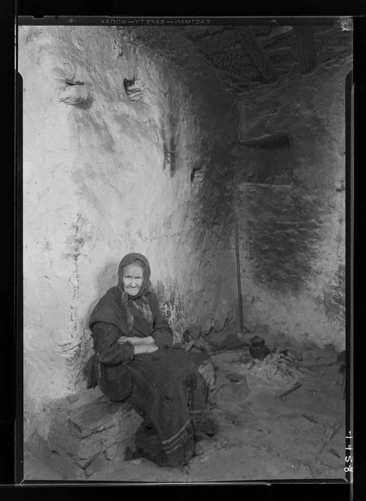 Mujer en su casa: interior de la cocina