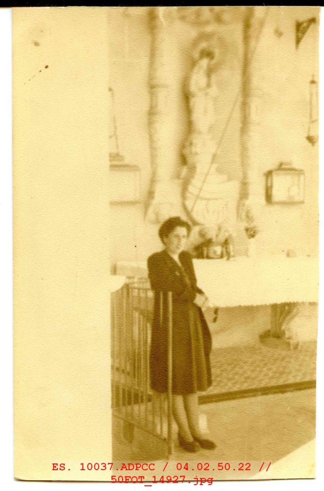 Mujer en una iglesia