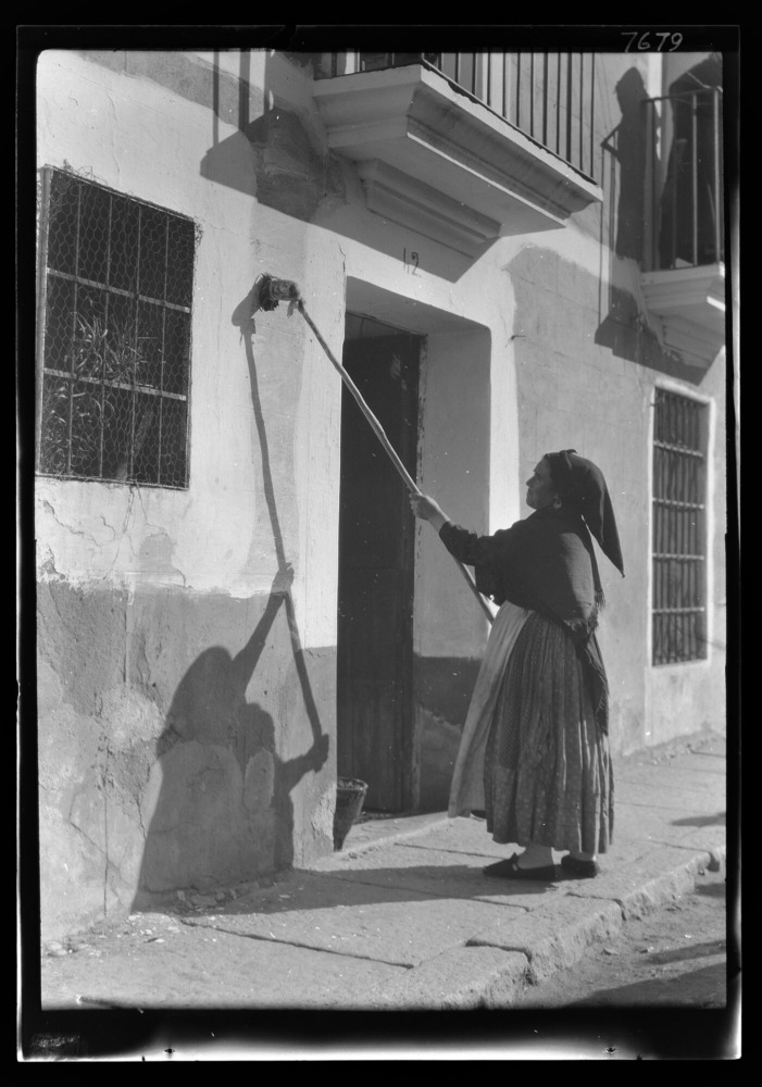 Mujer encalando su casa