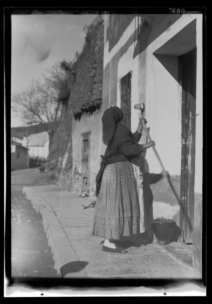 Mujer encalando su casa