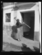 Mujer encalando su casa · Ruth Matilda Anderson, 1928