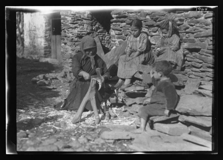 Mujer haciendo palos de madera para una colmena