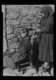 Mujer haciéndose el peinado de moño y rizos · Ruth Matilda Anderson, 1928