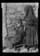 Mujer haciéndose el peinado de moño y rizos · Ruth Matilda Anderson, 1928