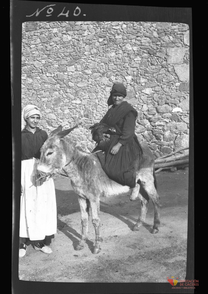 Mujer montando en burro