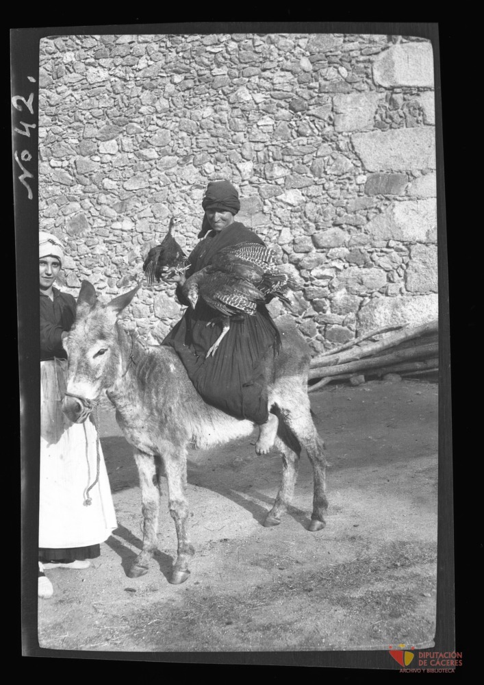 Mujer montando en burro