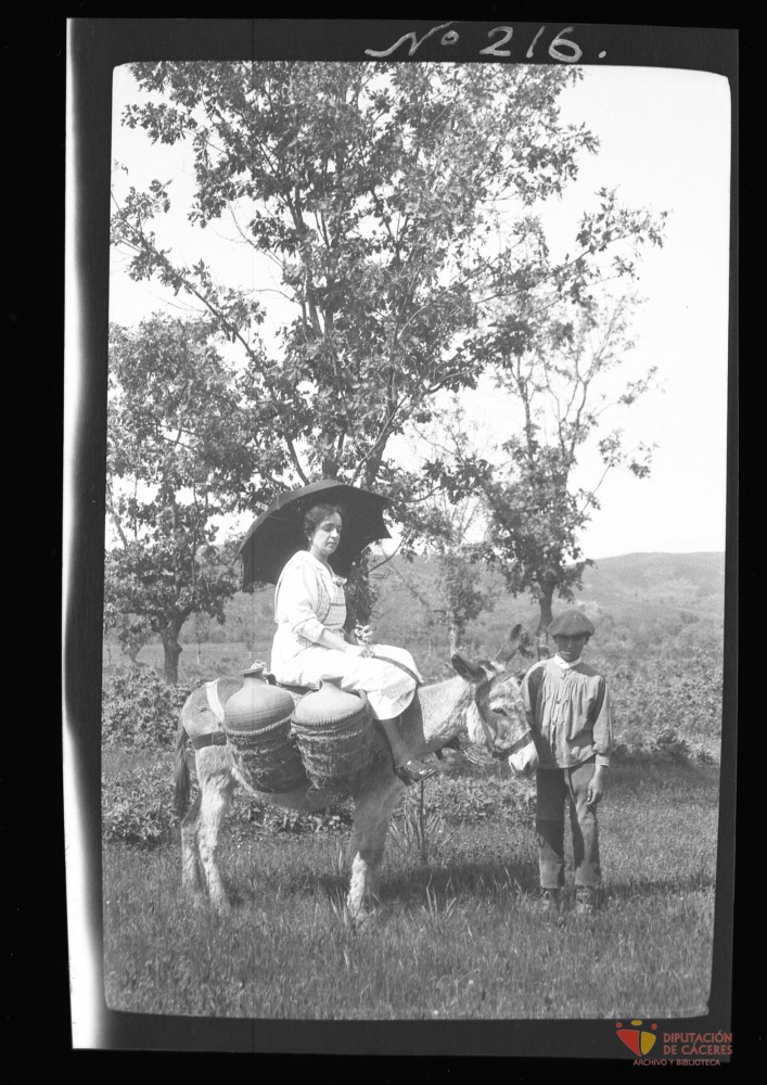 Mujer montando en burro