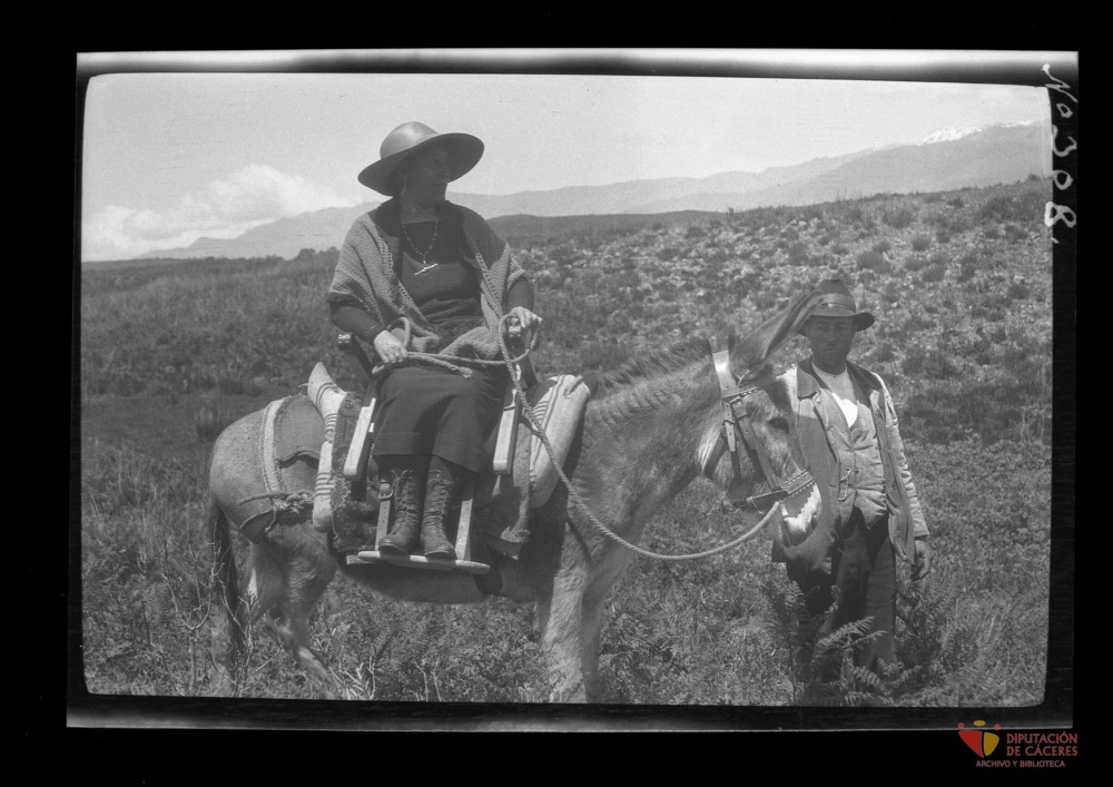 Mujer montando en burro
