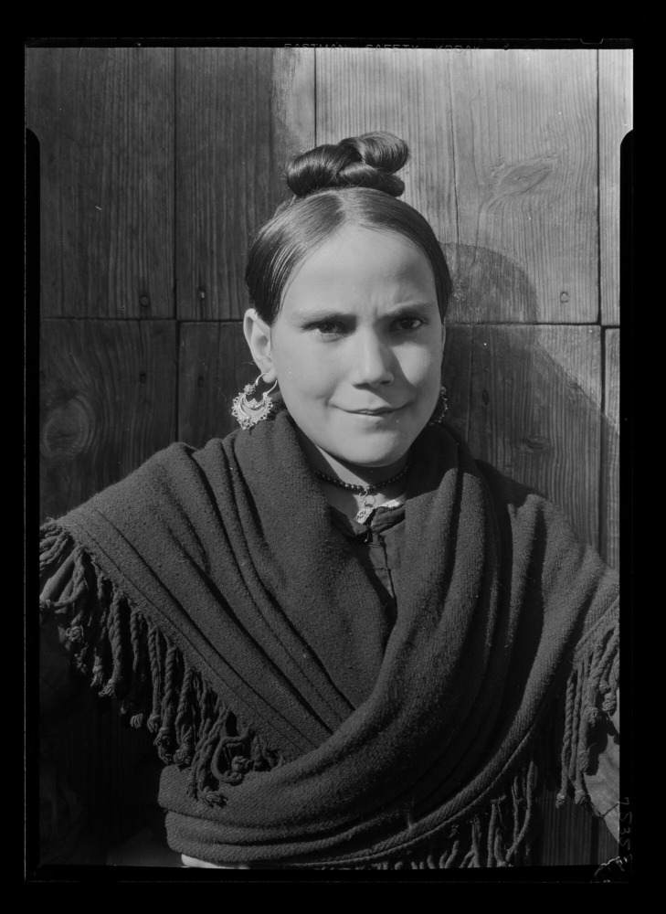 Mujer peinada con moño y rizos