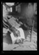 Mujer recortando cenefas para una manta · Ruth Matilda Anderson, 1928
