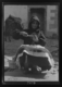 Mujer recortando cenefas para una manta · Ruth Matilda Anderson, 1928