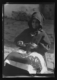 Mujer recortando cenefas para una manta · Ruth Matilda Anderson, 1928