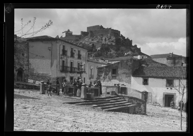 Mujer sacando agua en la fuente del Altozano
