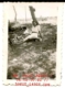 Mujer sentada con un niño en el campo, 1950