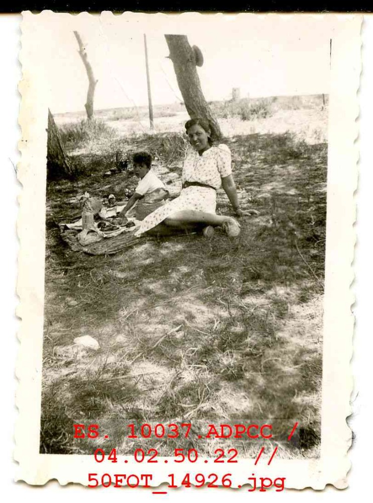 Mujer sentada con un niño en el campo