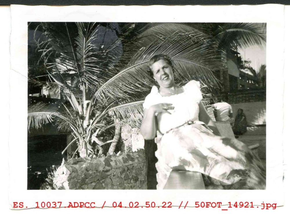 Mujer sentada junto a unas plantas