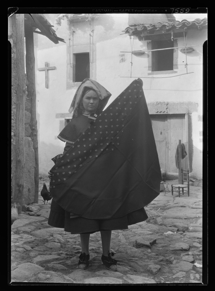 Mujer sosteniendo una capa