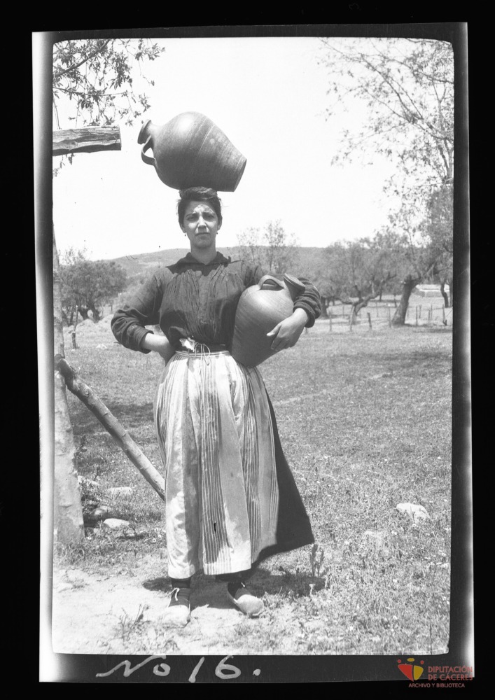 Mujer sujetando dos cántaros