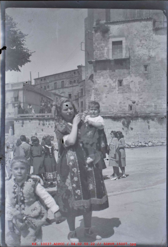 Mujer y dos niños con trajes típicos en la plaza Mayor