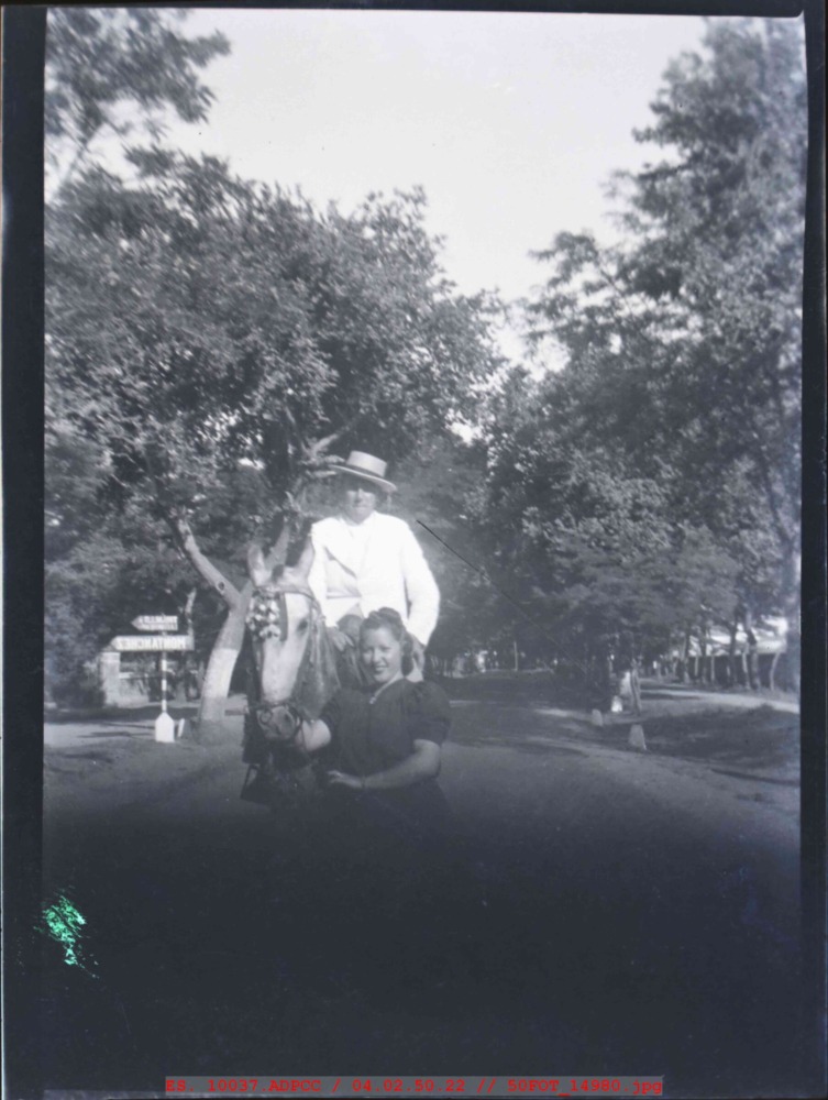 Mujer y hombre sobre caballo