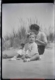 Mujer y niña en la playa, 1950