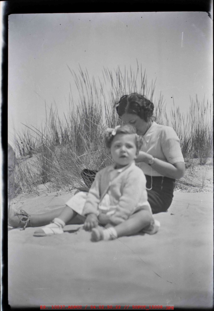 Mujer y niña en la playa