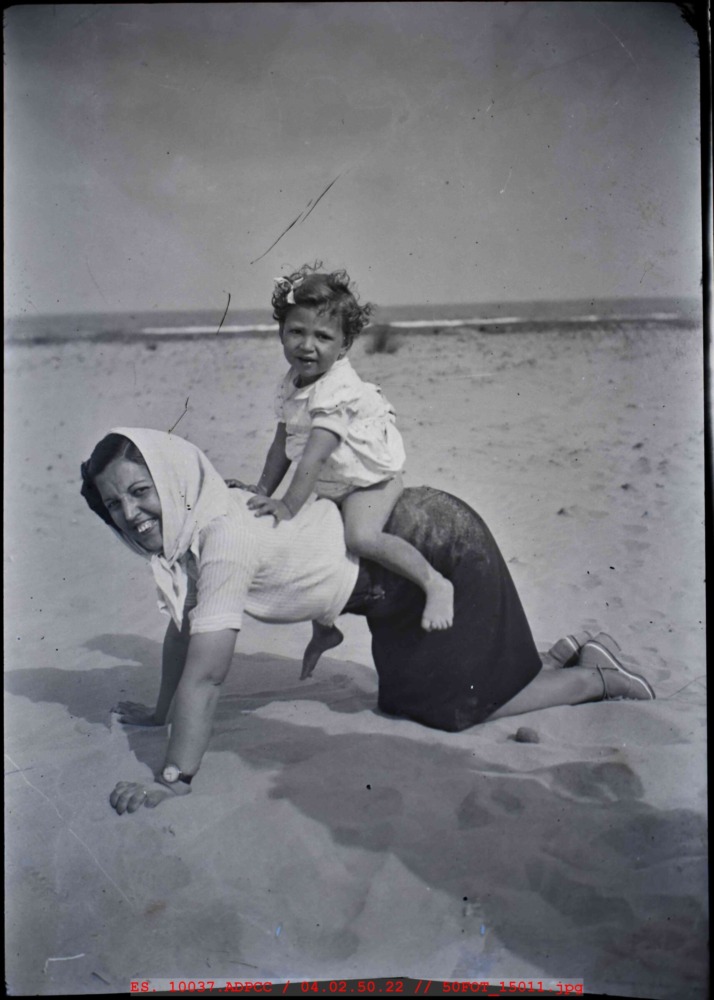 Mujer y niña en la playa