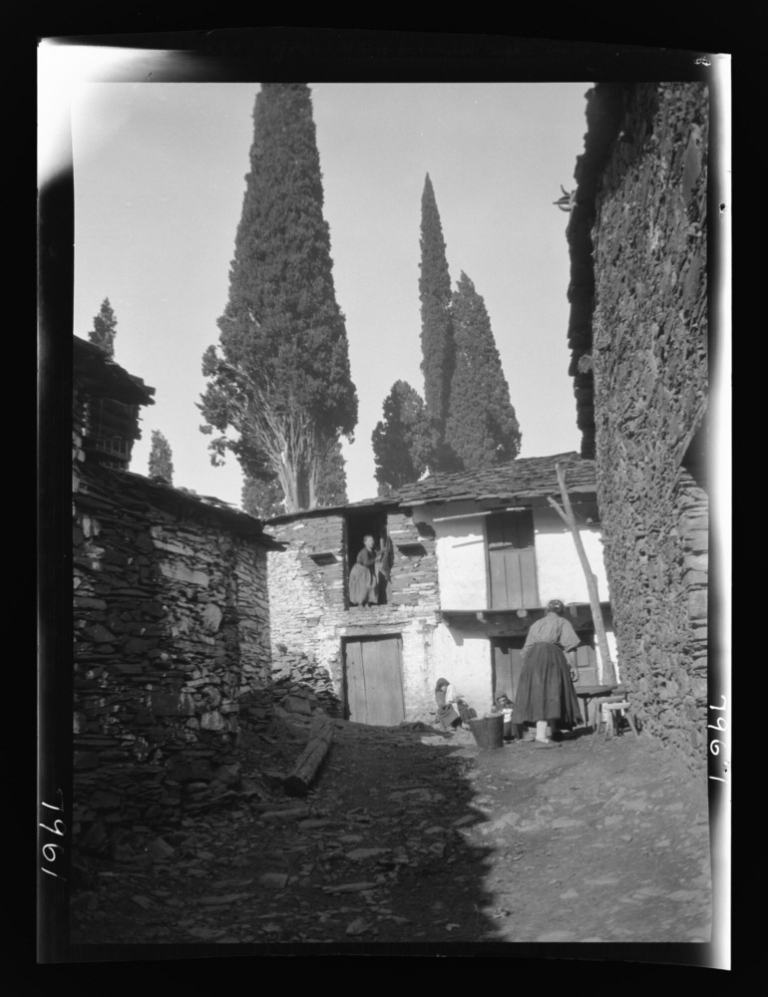 Mujeres a la puerta de sus casas