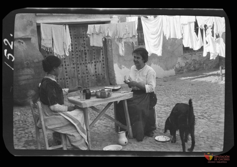 Mujeres comiendo
