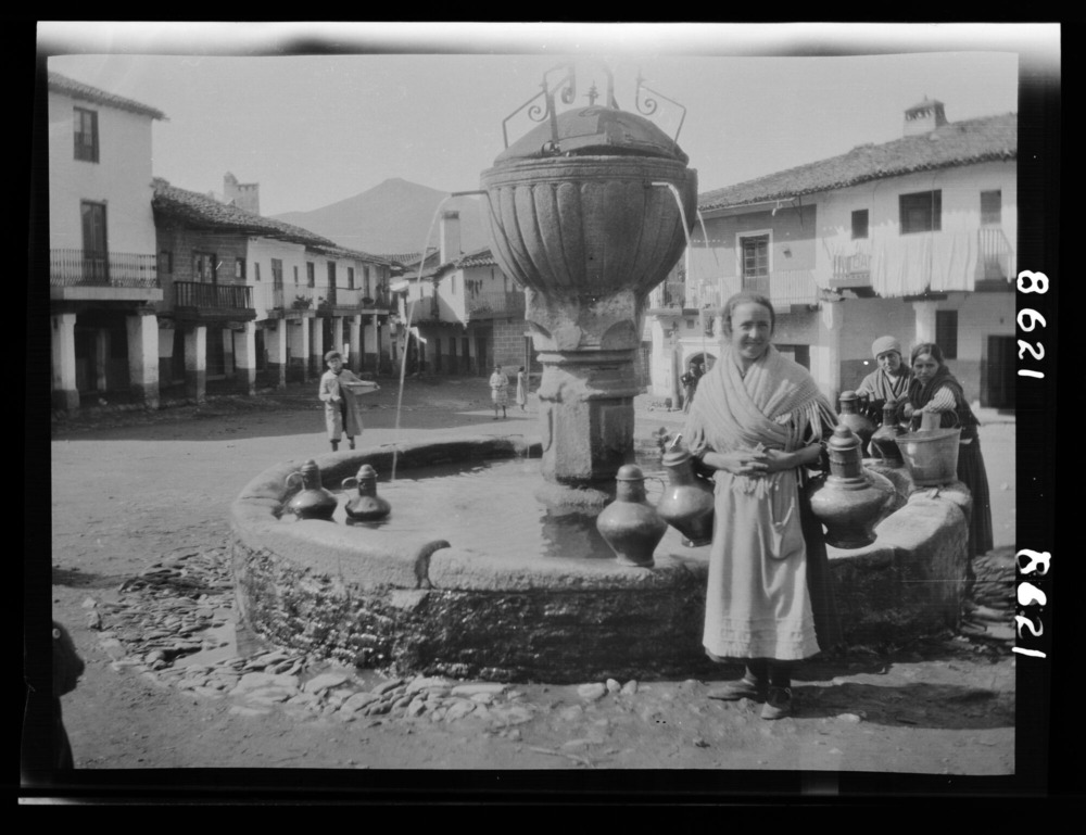 Mujeres con cántaros ante la fuente de la Plaza Mayor