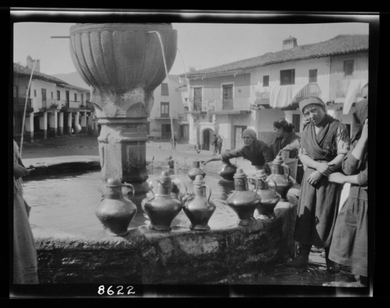 Mujeres con cántaros ante la fuente de la Plaza Mayor