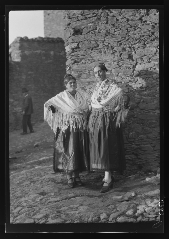 Mujeres con traje chinato