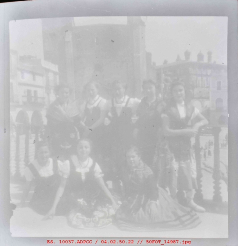 Mujeres con traje típico en la plaza Mayor de Trujillo