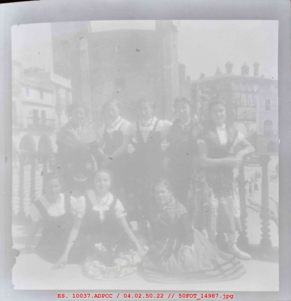 Mujeres con traje típico en la plaza Mayor de Trujillo