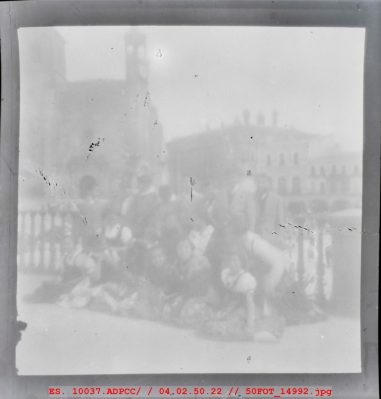 Mujeres con traje típico en la plaza Mayor de Trujillo