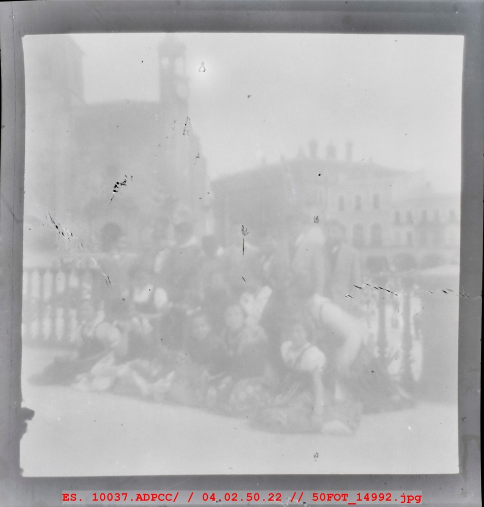 Mujeres con traje típico en la plaza Mayor de Trujillo
