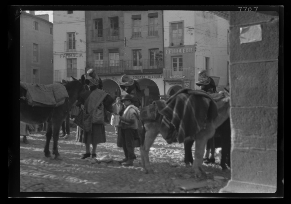 Mujeres de Montehermoso cargando las mulas para volver a casa