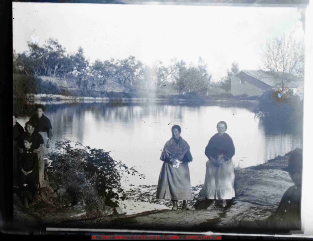 Mujeres delante de la laguna del Salobrar